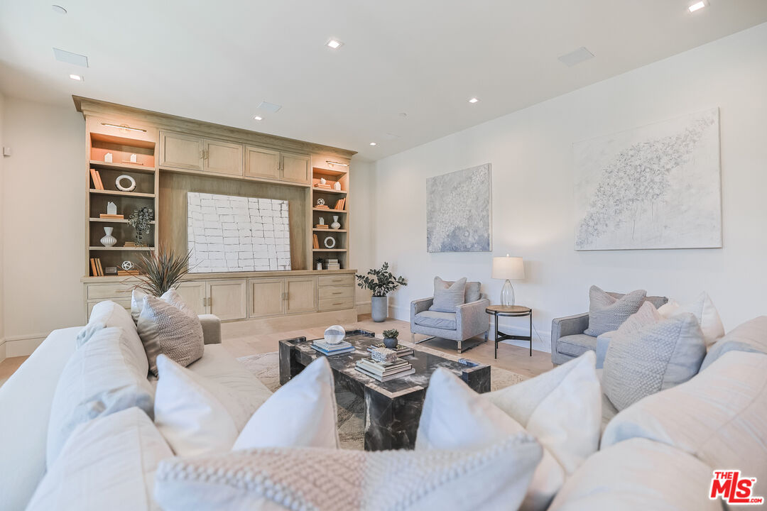 1072 Amalfi Dr