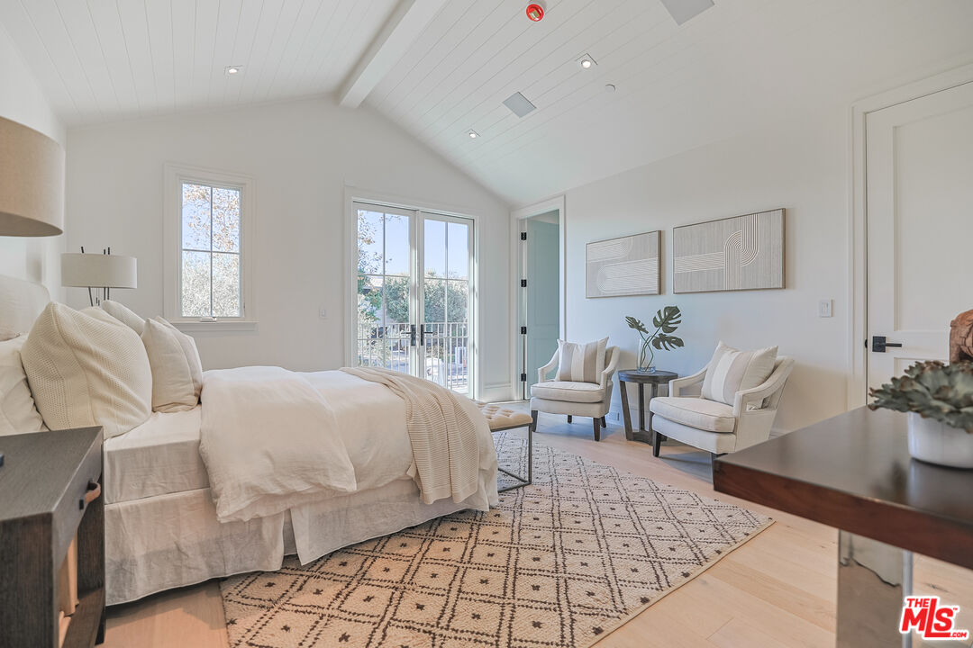 1072 Amalfi Dr