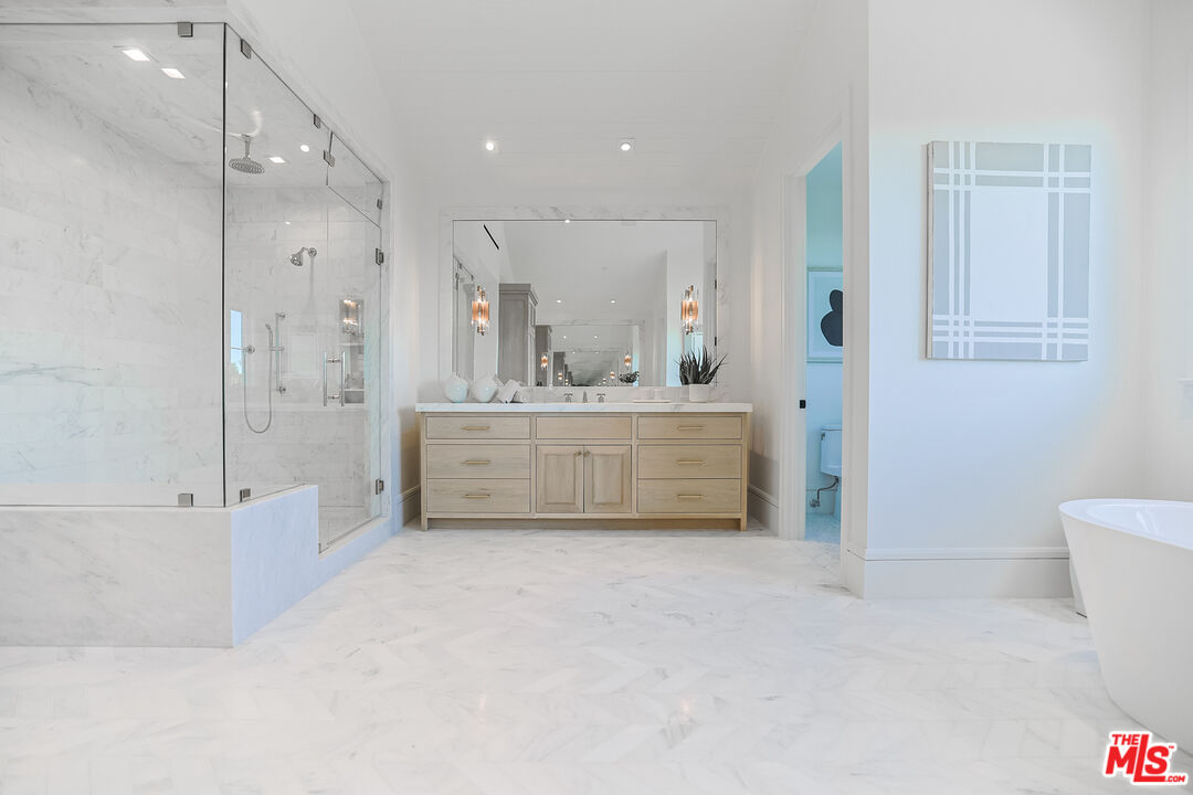 1072 Amalfi Dr