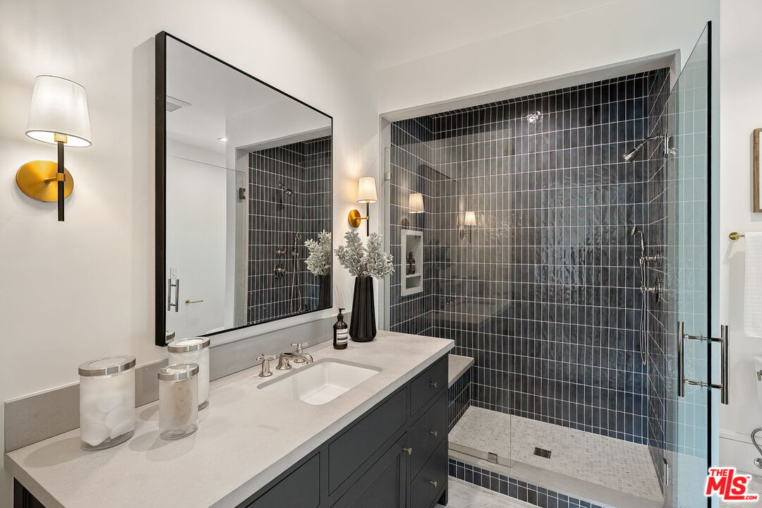 1072 Amalfi Dr