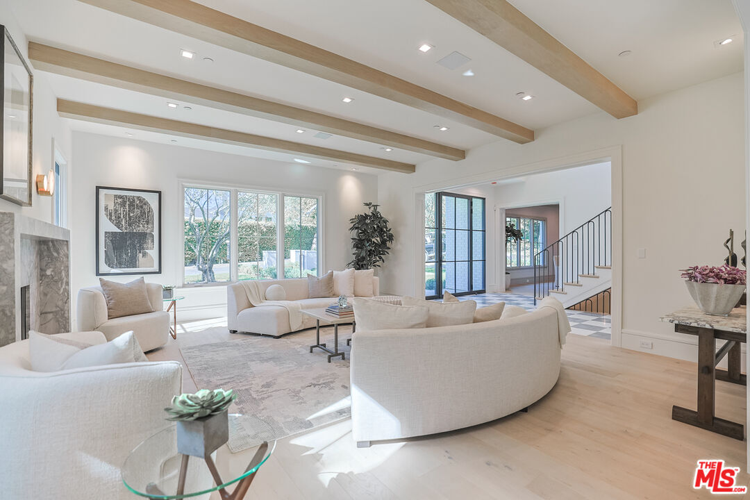 1072 Amalfi Dr