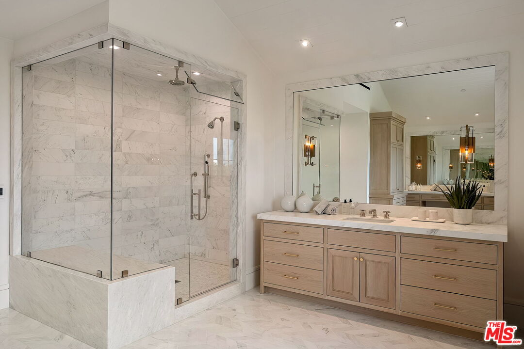 1072 Amalfi Dr