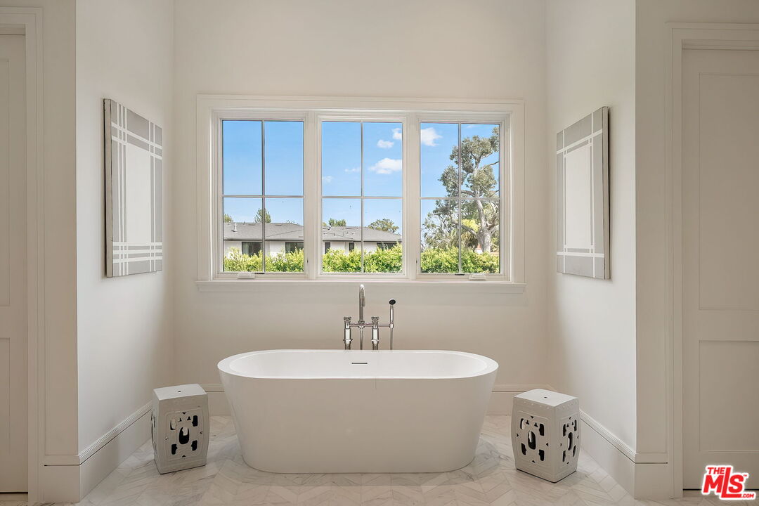 1072 Amalfi Dr