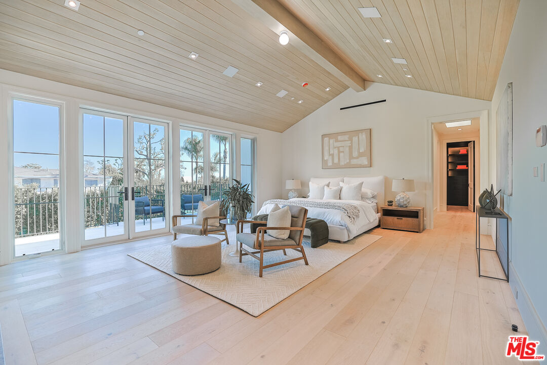 1072 Amalfi Dr