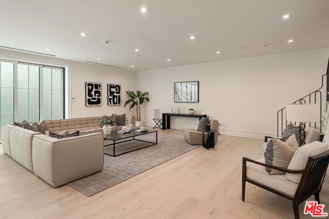 1072 Amalfi Dr