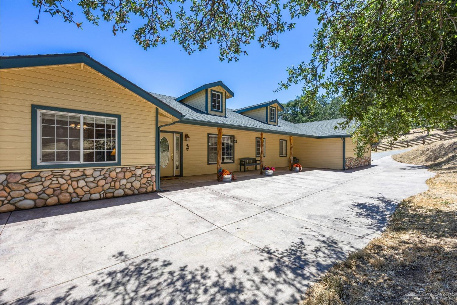 28079 Twisted Oak Road