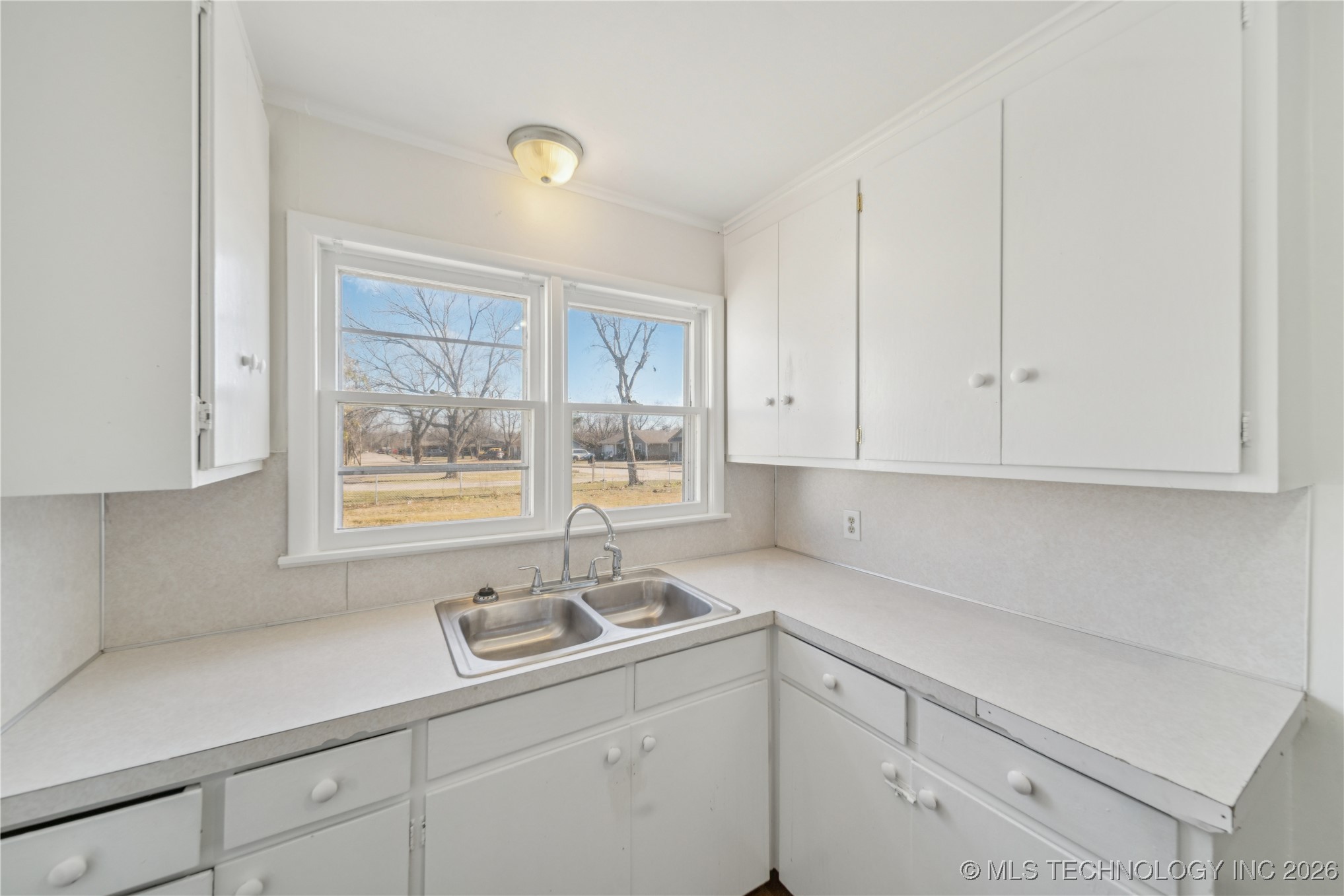 946 S Reavis Road