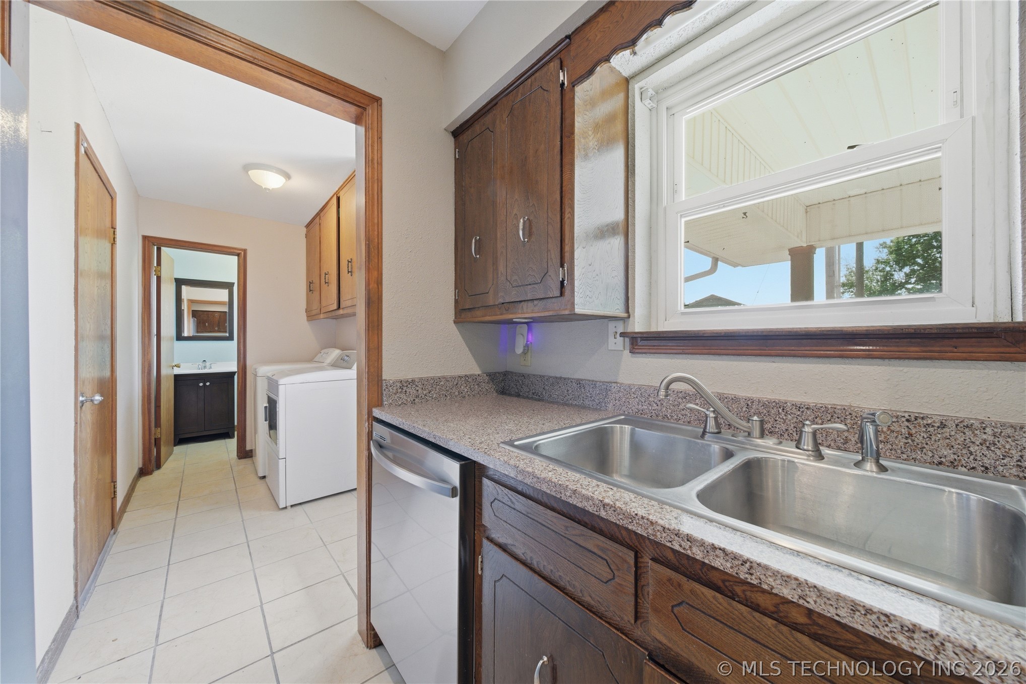106 W Lewis Avenue
