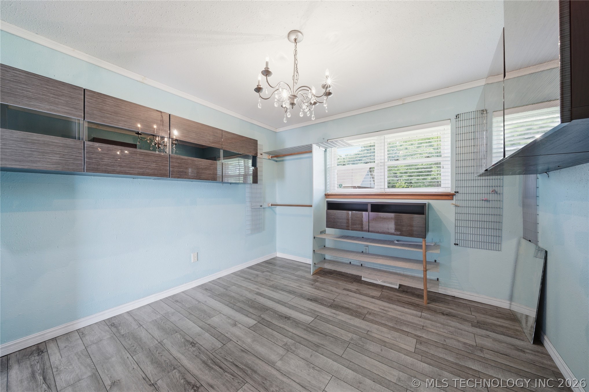 106 W Lewis Avenue