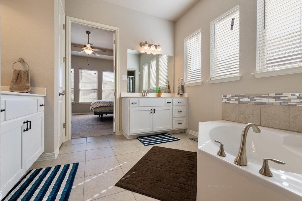2921 Saint Paul Rivera LN
