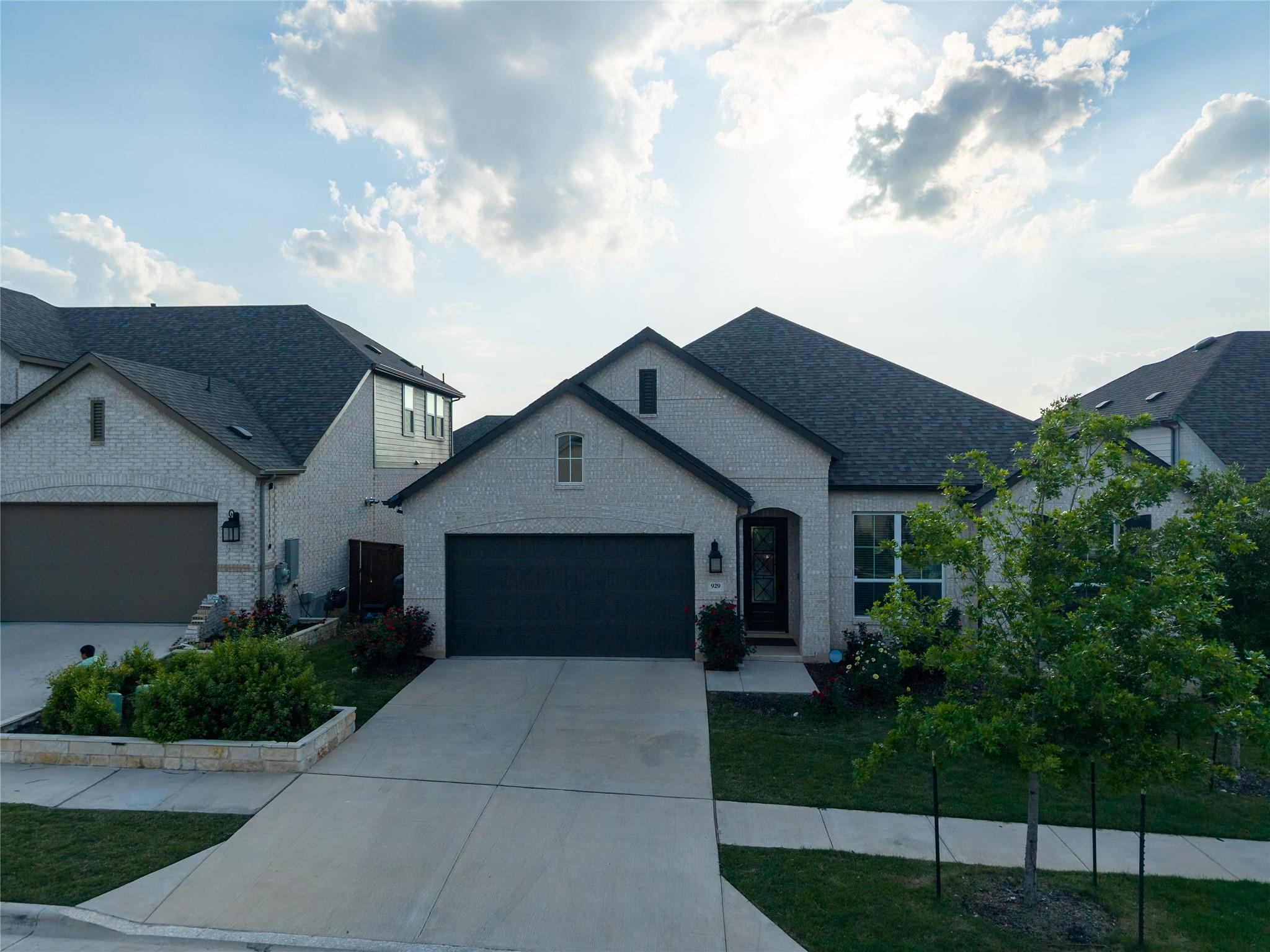 929 Mollie McBride LN