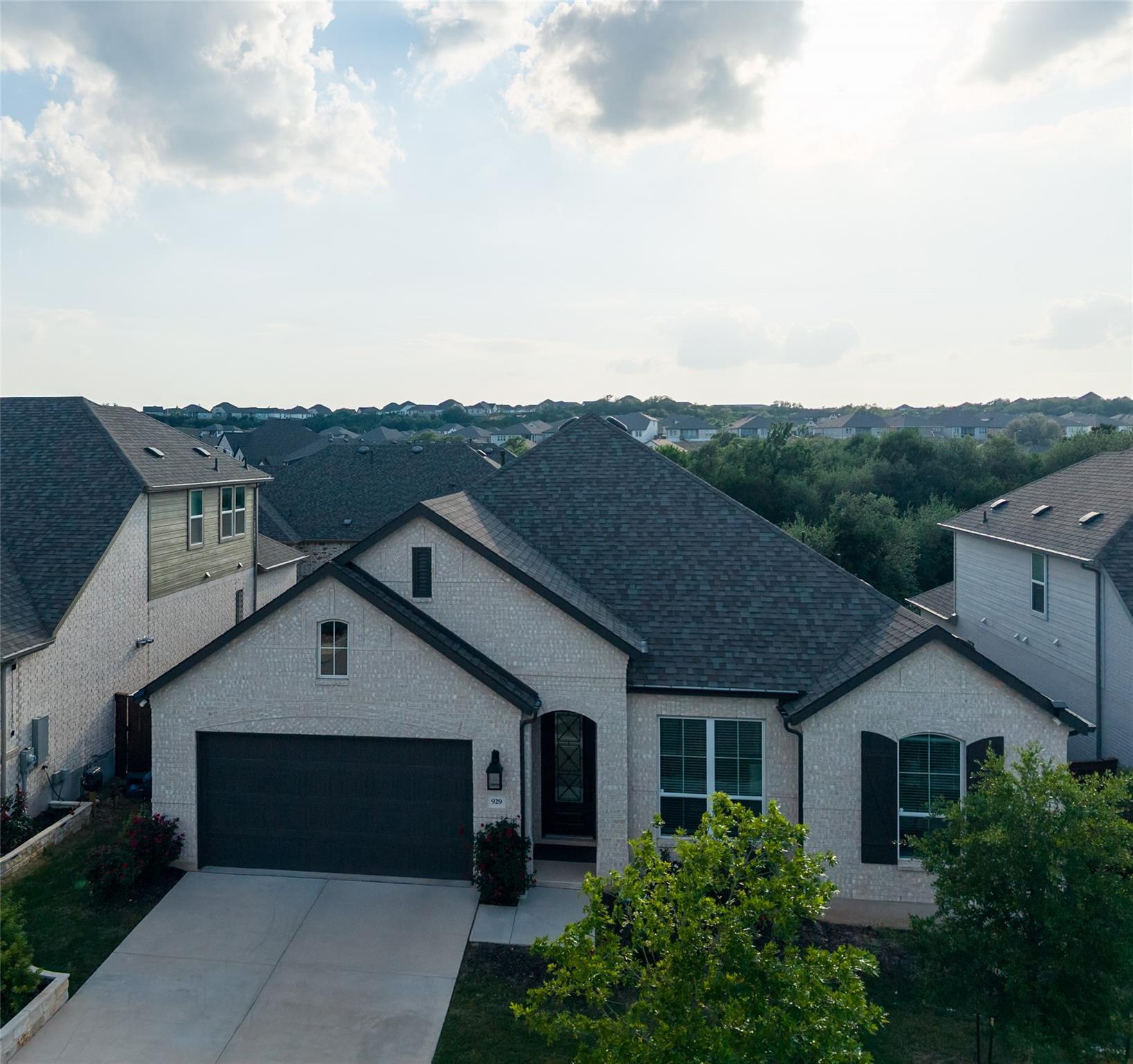 929 Mollie McBride LN