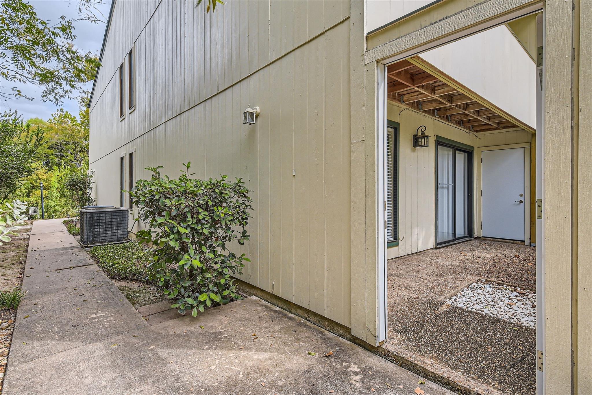 6718 Silvermine DR # 1203