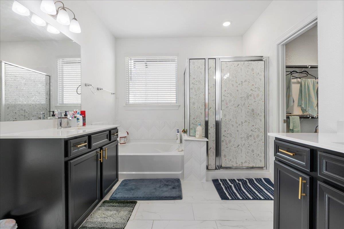 240 Inlet LN, Leander