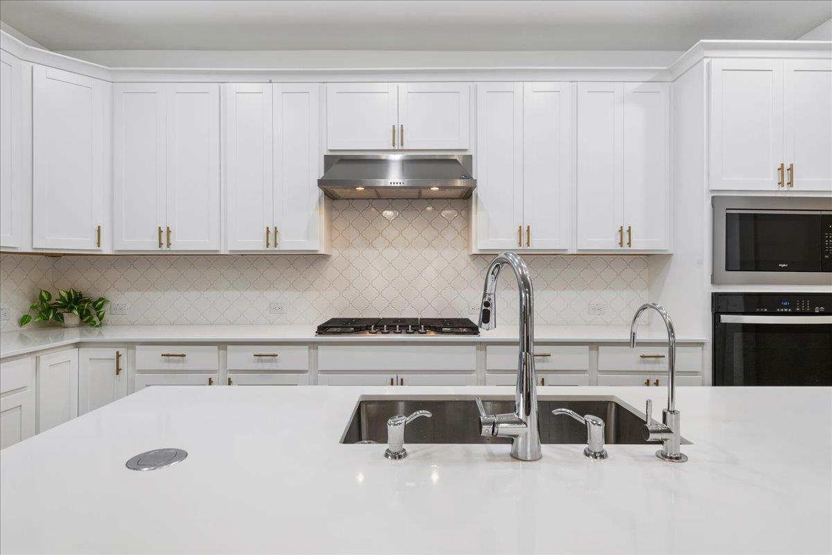 240 Inlet LN, Leander