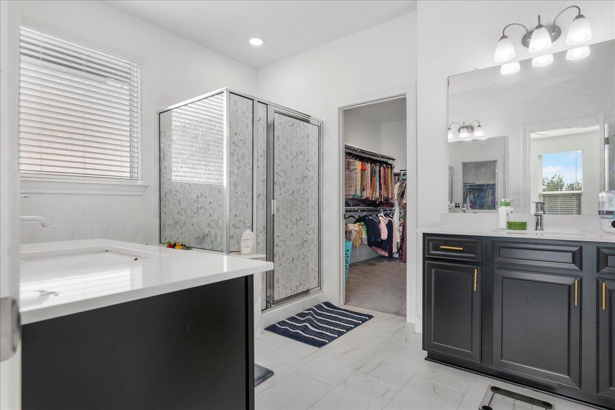 240 Inlet LN, Leander