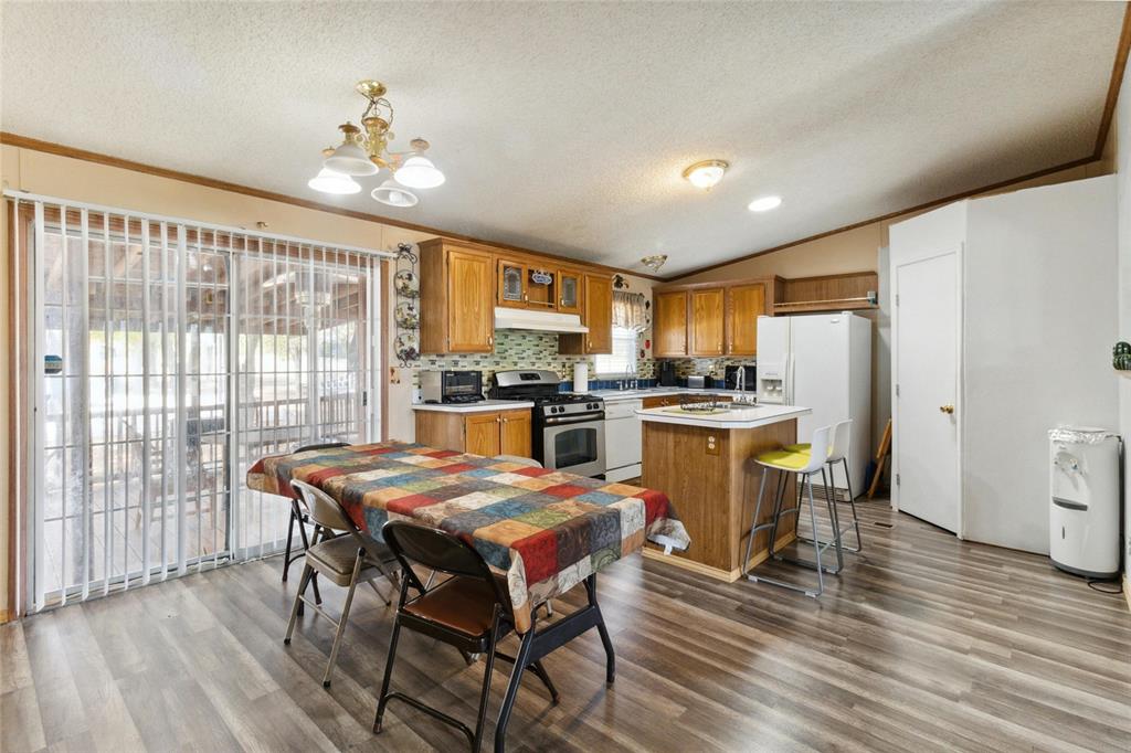 8106 WOLF LN