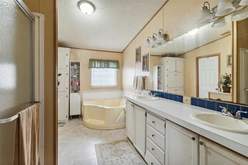 8106 WOLF LN