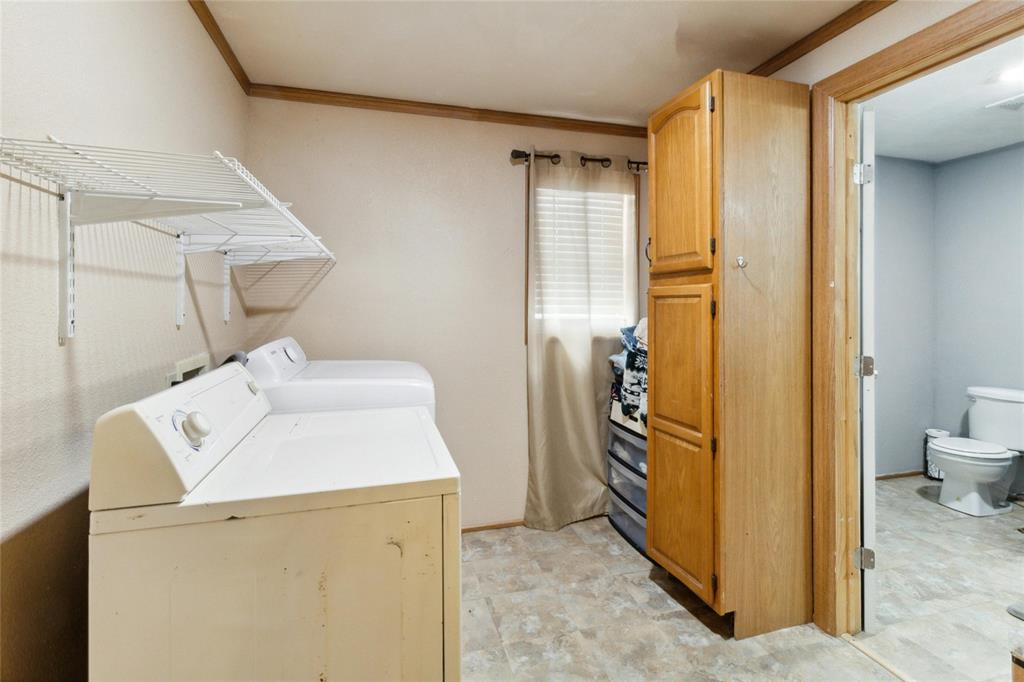 8106 WOLF LN