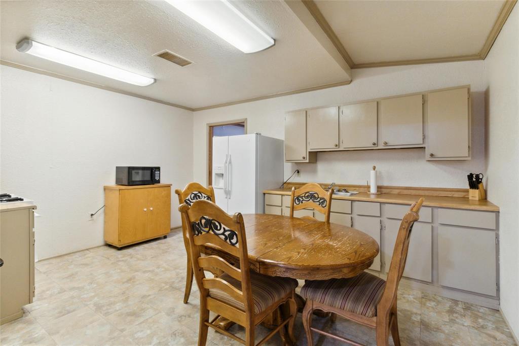 8106 WOLF LN