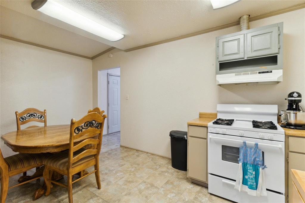 8106 WOLF LN