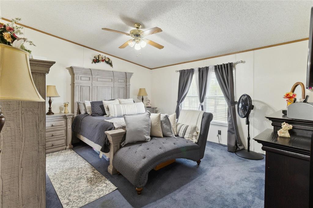8106 WOLF LN