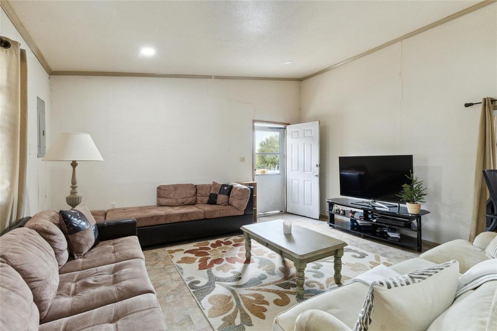 8106 WOLF LN
