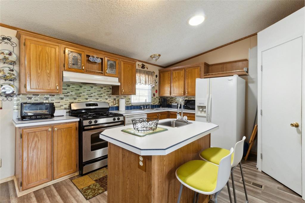 8106 WOLF LN