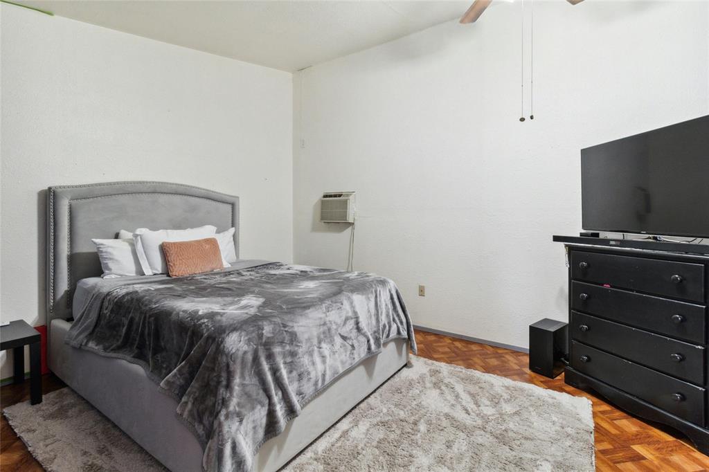 8106 WOLF LN