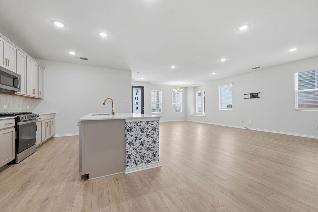245 Leeland DR