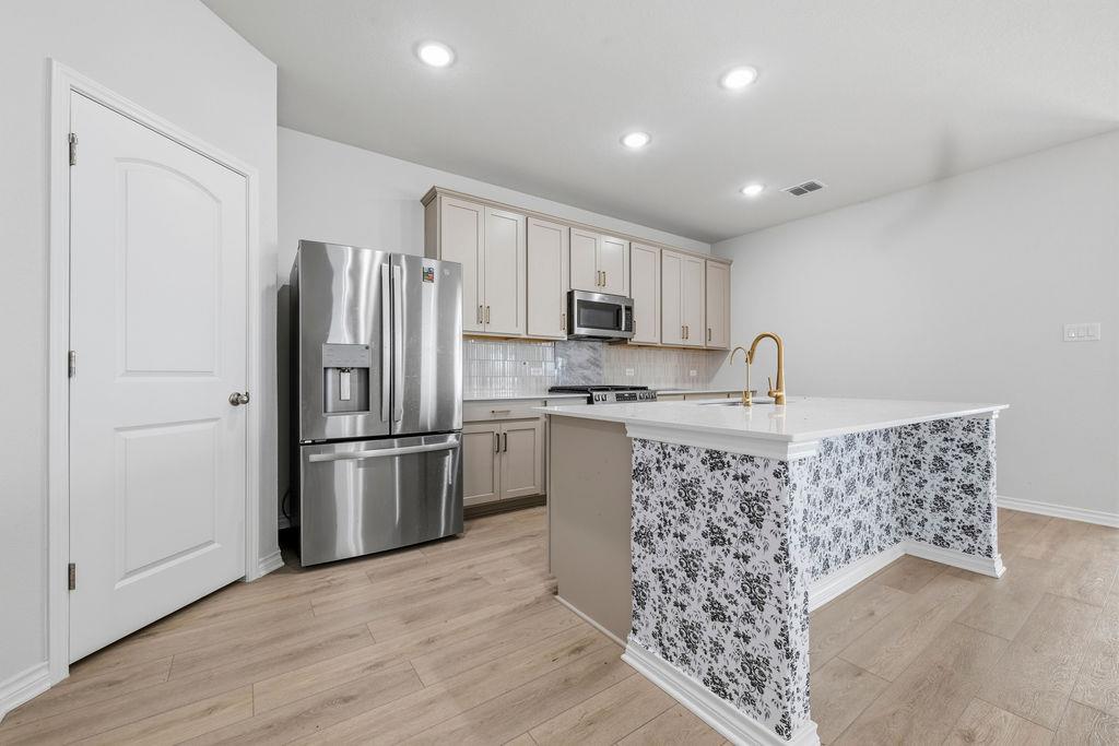 245 Leeland DR