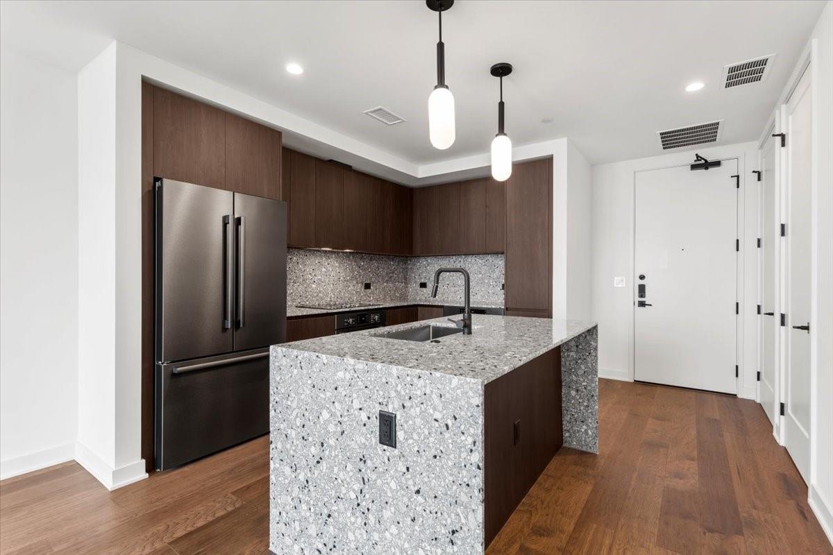 84 East Ave # 2702