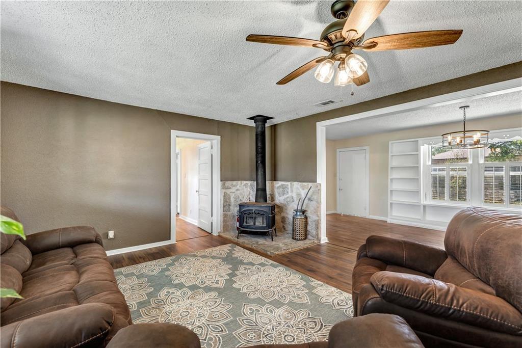 211 Tate LN, Round Rock