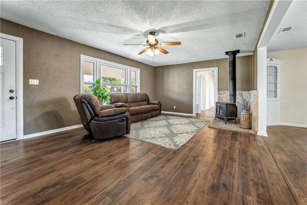 211 Tate LN, Round Rock