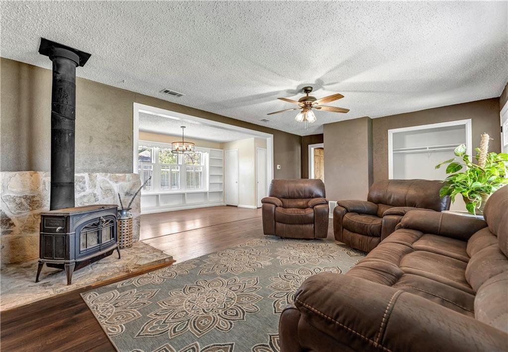 211 Tate LN, Round Rock