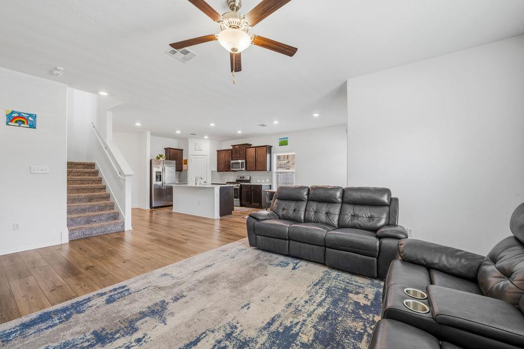 1733 Catahoula DR