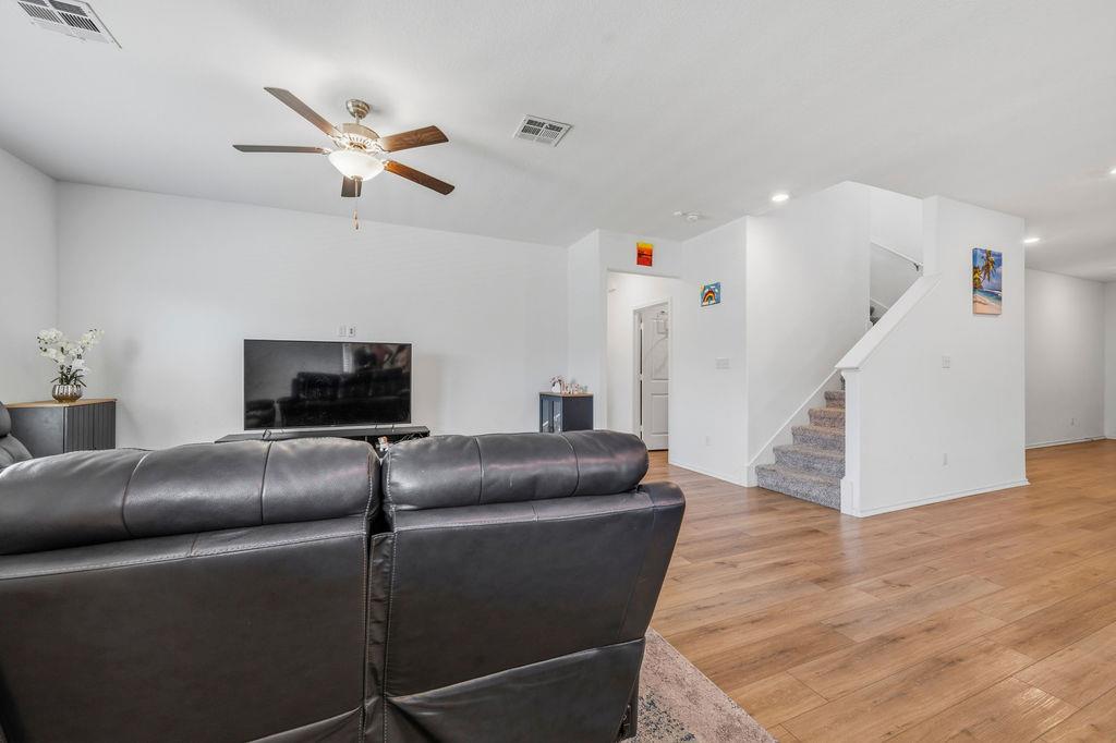 1733 Catahoula DR