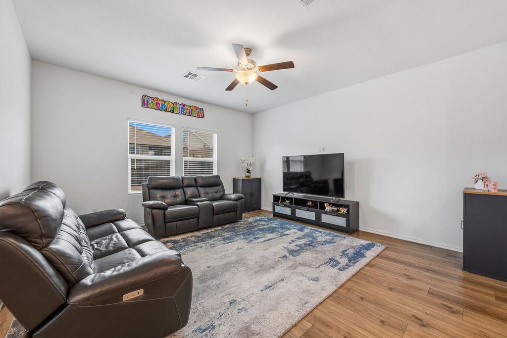 1733 Catahoula DR