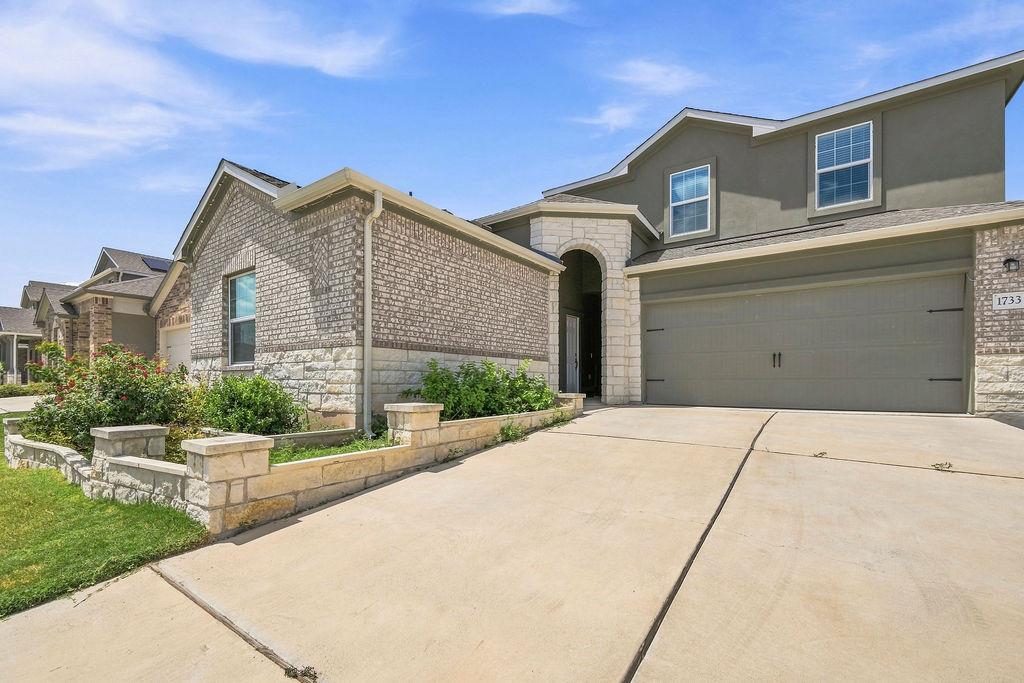 1733 Catahoula DR