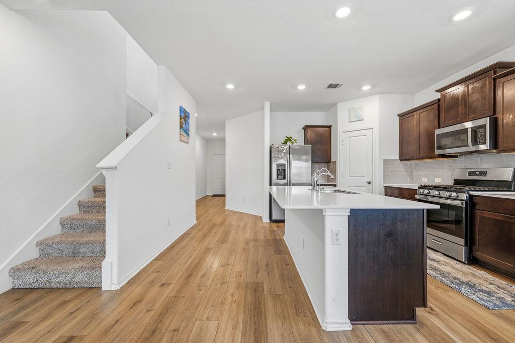 1733 Catahoula DR