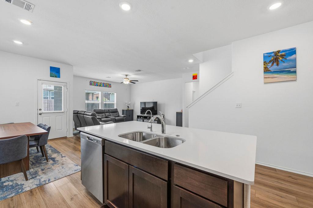 1733 Catahoula DR