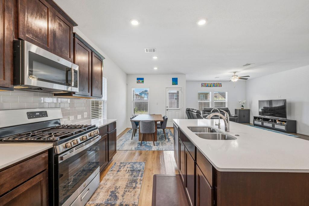 1733 Catahoula DR