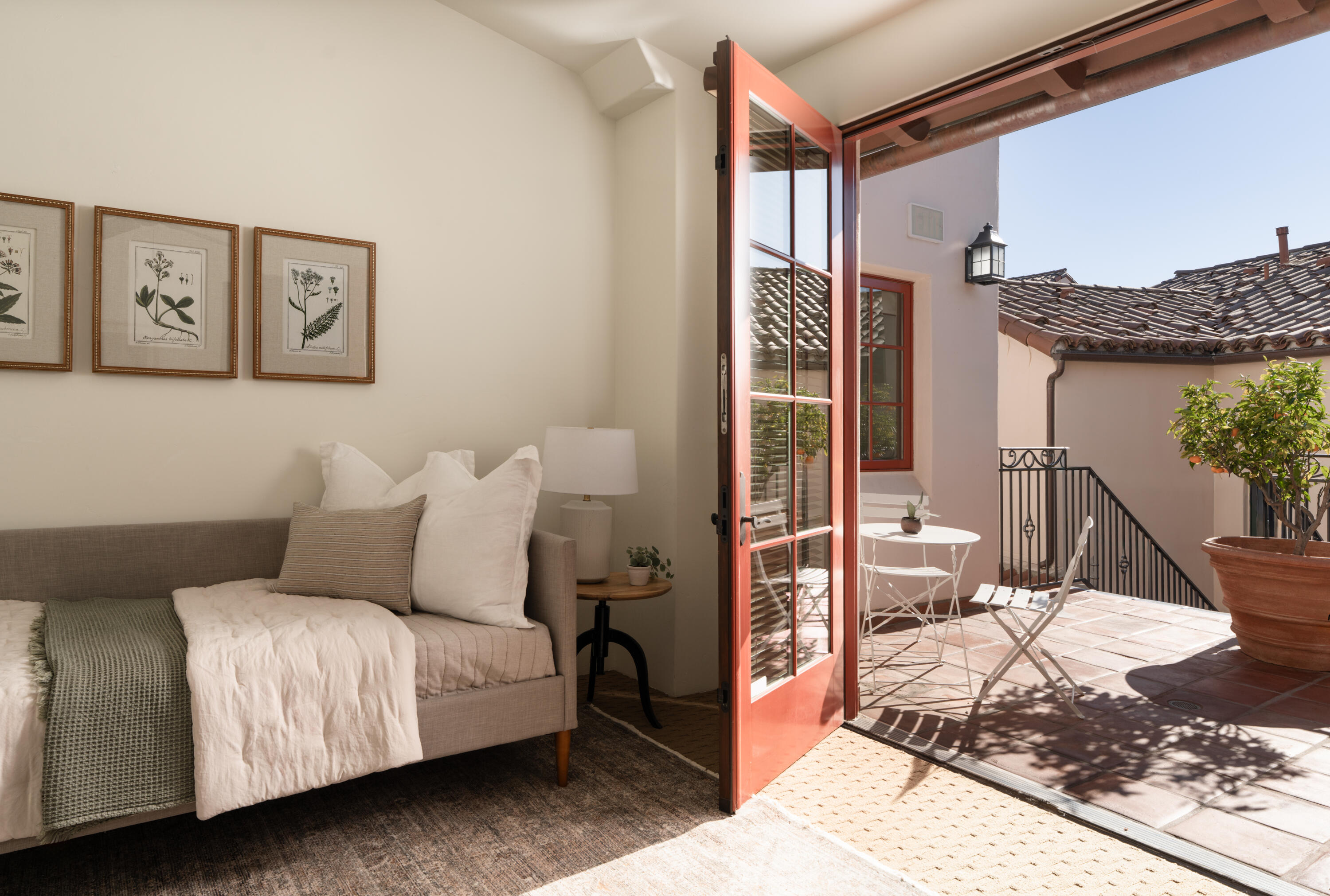 105 W De La Guerra Street F2