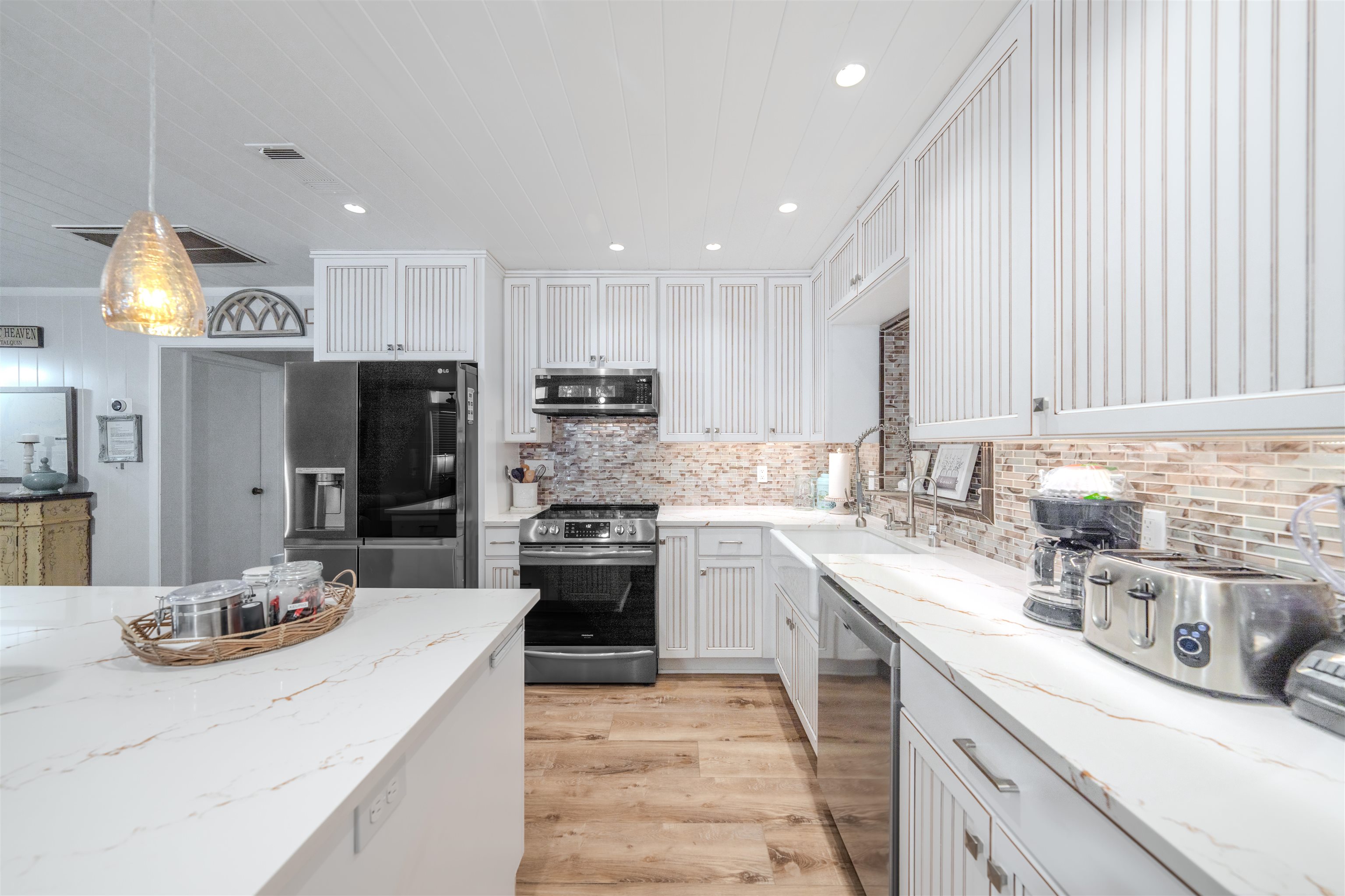 3842 Edgewater Drive