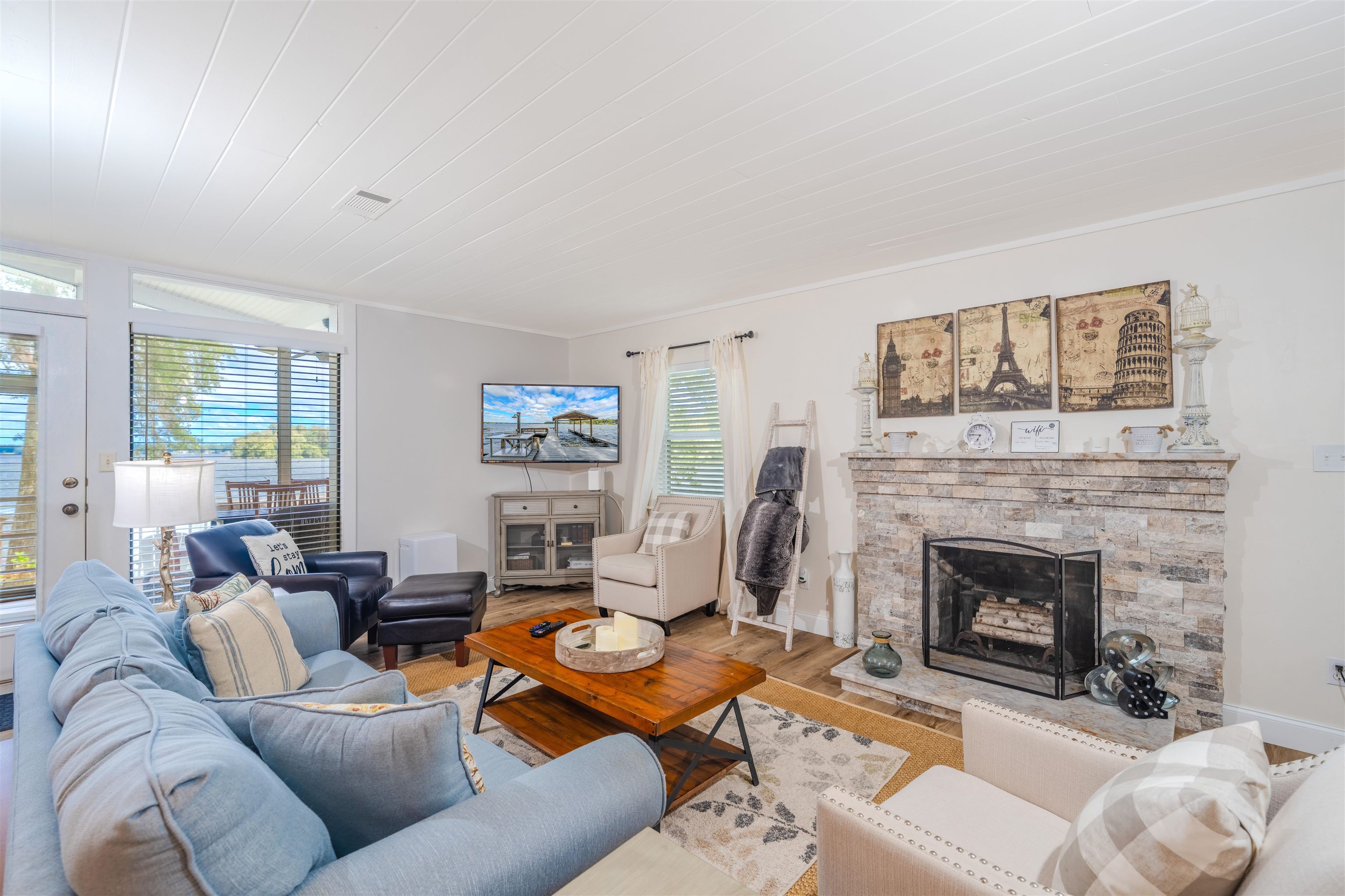 3842 Edgewater Drive