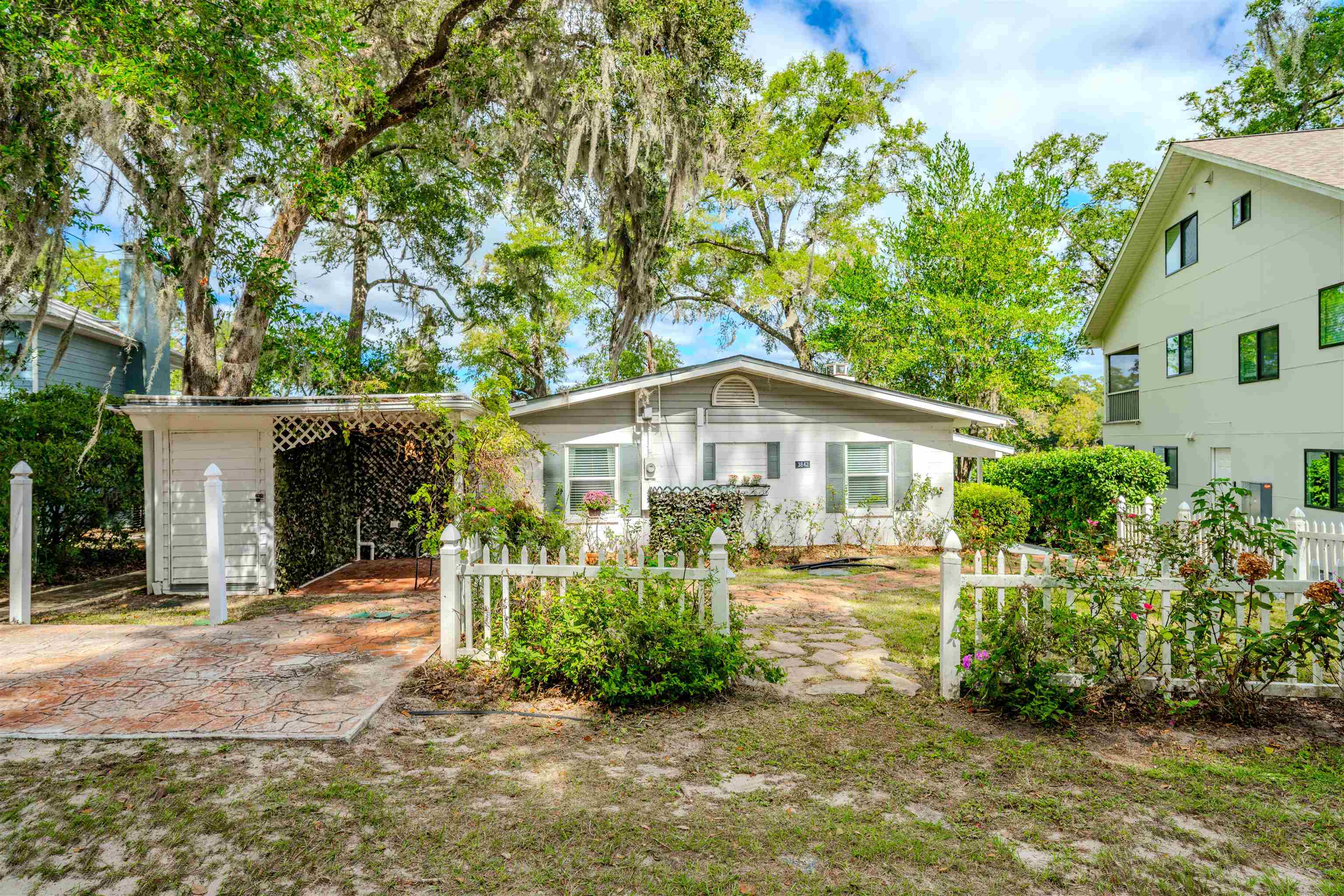 3842 Edgewater Drive