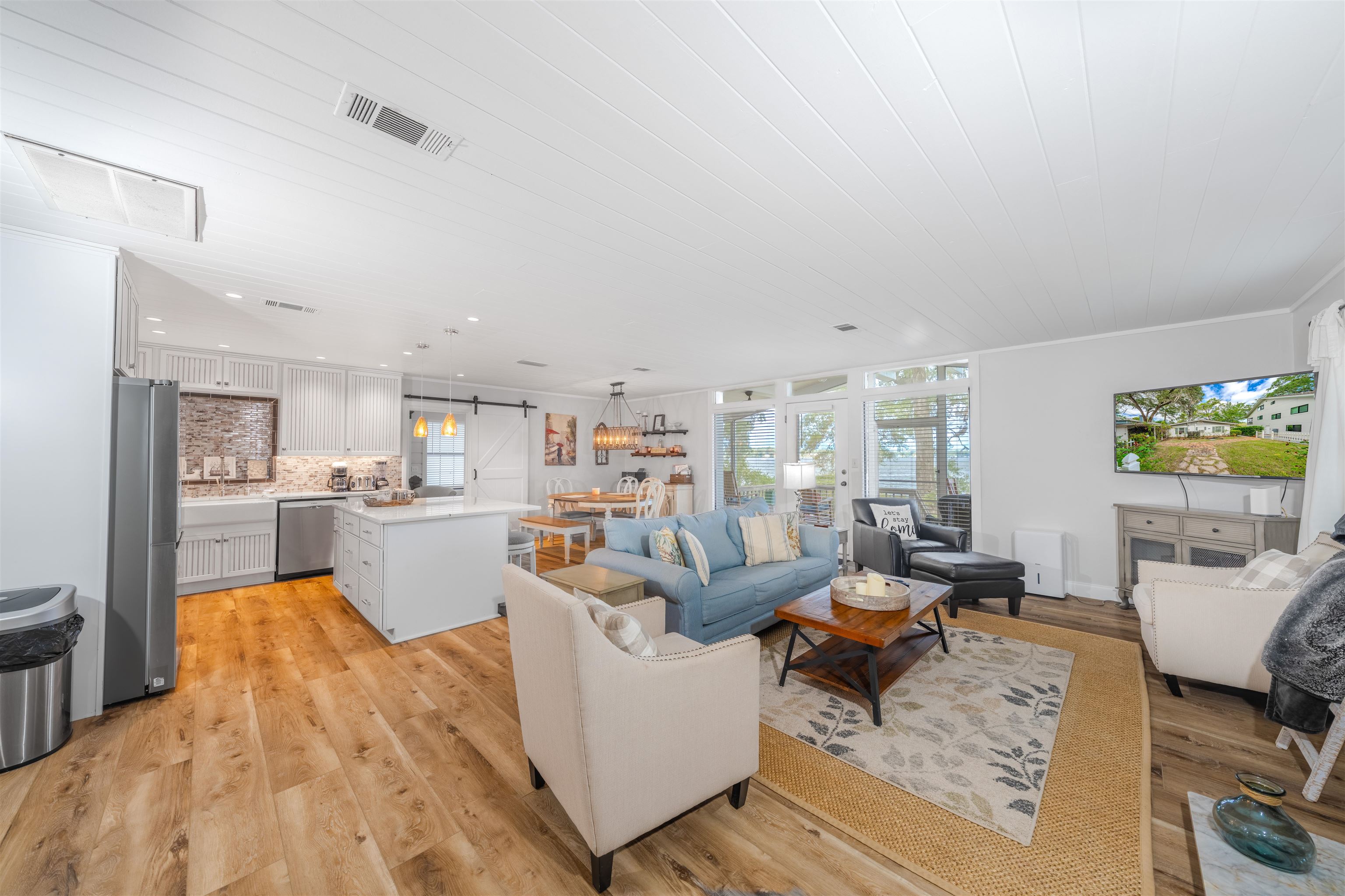 3842 Edgewater Drive