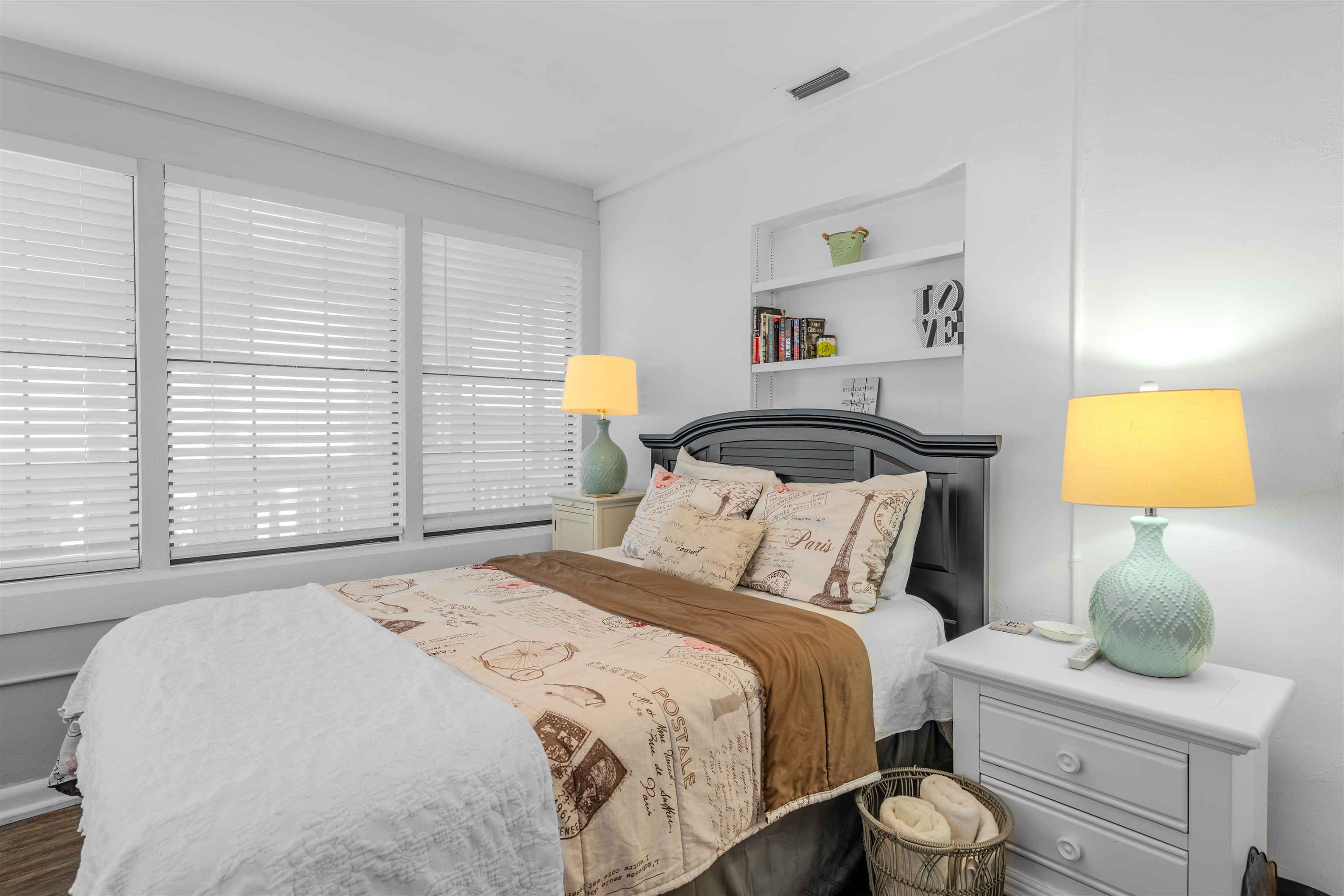 3842 Edgewater Drive