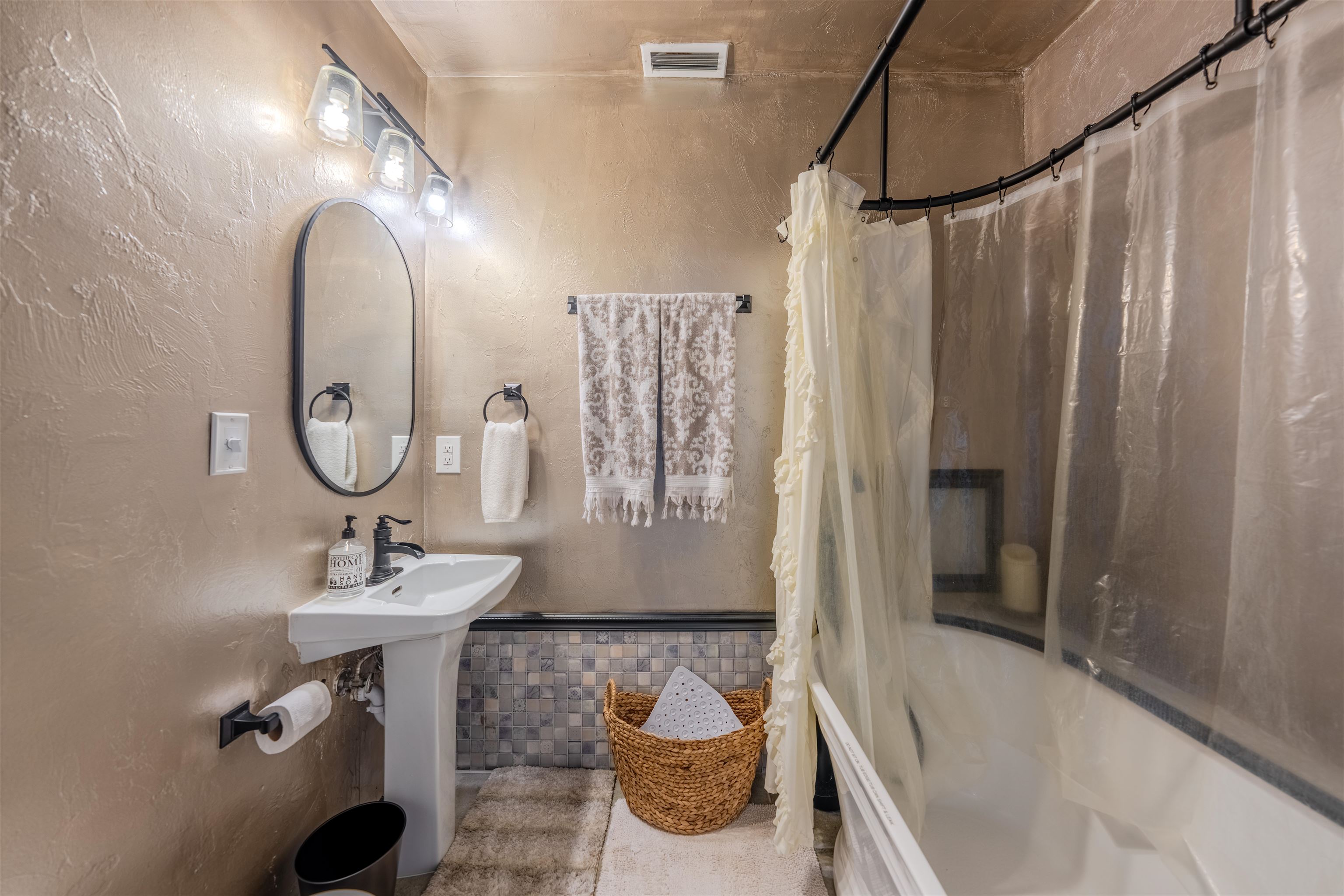 3842 Edgewater Drive