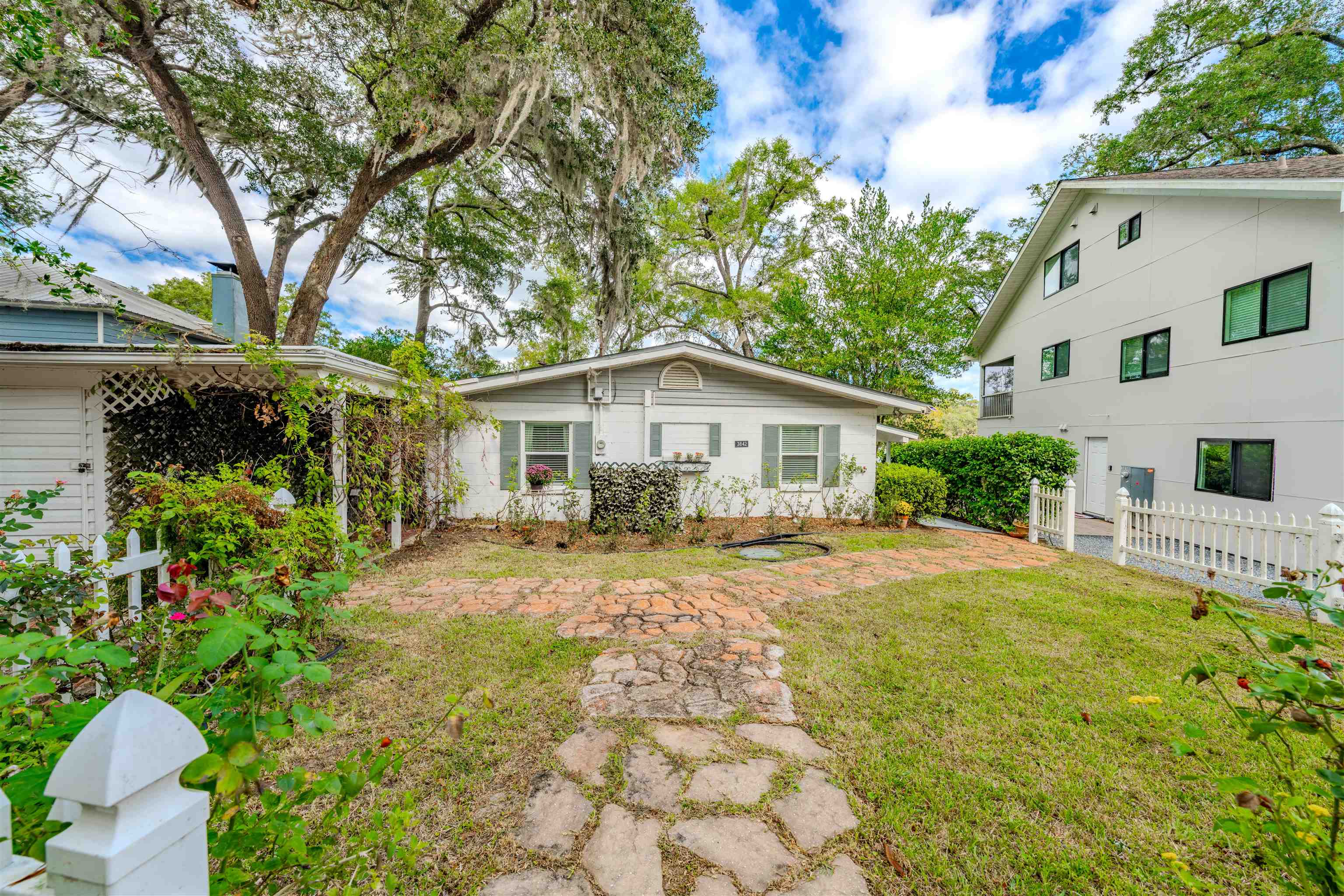 3842 Edgewater Drive